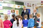 Schulamtsleiterin Edith Ploner, der ladinische Landesrat und Schuldirektorin Claudia Schrott beim Besuch der Grundschule in St. Christina (Foto: LPA/Roman Clara) 