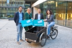 Von links: Andreas Pichler, Anna Schwerzler, Harald Reiterer mit Landeshauptmann-Stellvertreterin Ingrid Felipe. Foto: Klimabündnis Tirol/Lechner