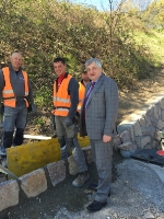 LR Mussner informiert sich auf der Baustelle über das Fortschreiten der Arbeiten für den Fußgängerweg Untere Gand (FOTO:LPA/Landesstraßendienst)