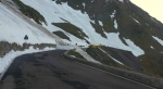 Ein Lawinenabgang machte die Straße aufs Timmelsjoch am Donnerstagabend unbefahrbar (FOTO:LPA/Philipp Sicher)