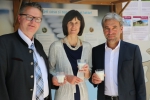 Auf den Wert der Milch weisen (v.li.) Sennereiverbandsobmann Joachim Reinalter, Sennereiverbandsdirektorin Annemarie Kaser und Landesrat Arnold Schuler hin. 