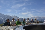 Die erste Welterbeterrasse für das gesamte Dolomiten UNESCO Welterbegebiet (im Bild v.r.): Amtsdirektor Brutti, Bgm. Bocher, LR Theiner, Erwin Steiner, Bgm. Mittermair, Renato Sascor vom Landesamt für Naturparke und Geologe Piero Gianolla.