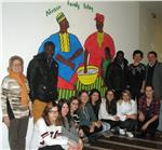 Das entstandene Bild: "African family eating" mit den Heimschülerinnen und Ibrahim und Lamin aus Gambia. Foto: Landesberufsschule Savoy 