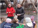 Kindergartenkinder und Schüler der Fachschule Laimburg bauen gemeinsam ein Spielhaus aus Weide. Foto: Fachschule Laimburg