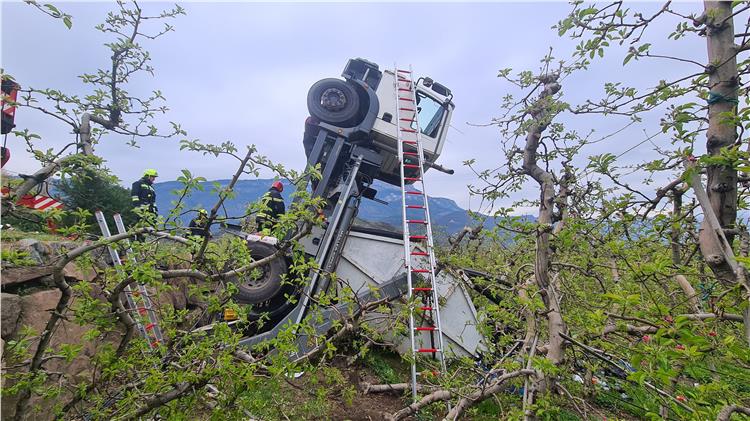 Bergung eines LKWs durch die Kranmannschaft der Berufsfeuerwehr