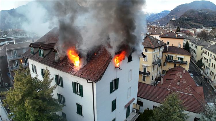 Incendio di tetto in via Aslago a Bolzano