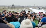 Wichtige Station der Reise der Erinnerung - die Landesräte Philipp Achammer und Christian Tommasini mit den Jugendlichen in Auschwitz-Birkenau