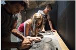 Jugendliche beim Kunstschaffen auf Schloss Tirol (FOTO: LPA/ Alexander Filz)