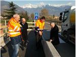 Beim Lokalaugenschein in Lana: (v.r.n.l.) Landesrat Florian Mussner, Abteilungsdirektor Philipp Sicher, Ressortdirektor Valentino Pagani und Renato Conci von der beauftragten Firma Decobau (FOTO: LPA/Abteilung Straßendienst)