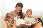 La lettura ad alta voce favorisce la crescita del bambino, lo sviluppo linguistico, la capacità di concentrazione e l’apprendimento futuro della lettura Foto: Agenzia per la famiglia/Ingrid Heiss 