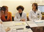 L’assessora Martha Stocker nel corso della sua visita alla "Breast unit" dell’Ospedale di Bolzano, alla sua sinistra la responsabile del servizio, l’oncologa Elisabetta Cretella Foto: USP/F. Grigoletto